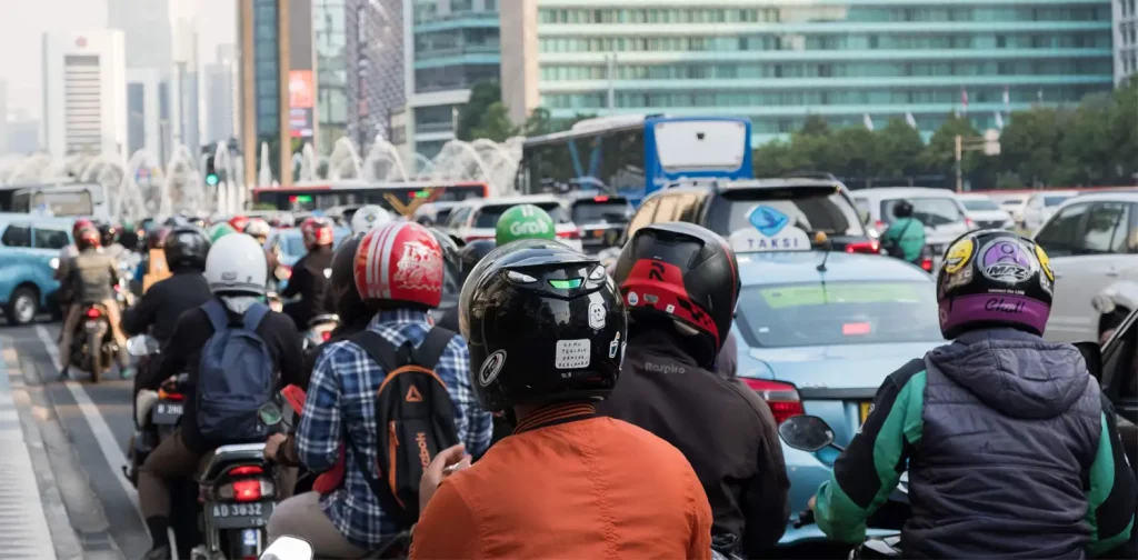 a long line of vehicles waiting for the lights to turn green in the street of Jakarta